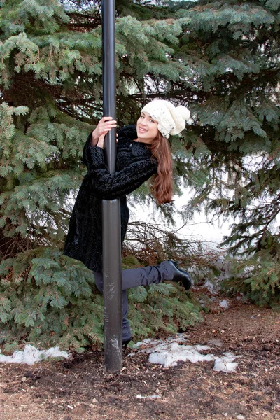 Femme à propos d'un arbre décoratif — Photo