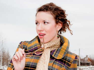 kadın parkta bir yürüyüş üzerine gözlük