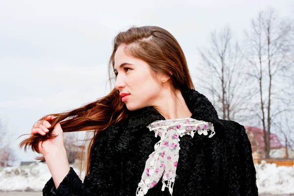 Femme en manteau de fourrure sur la nature — Photo