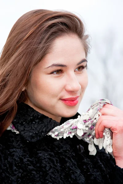 Mujer con un abrigo de piel en la naturaleza — Foto de Stock