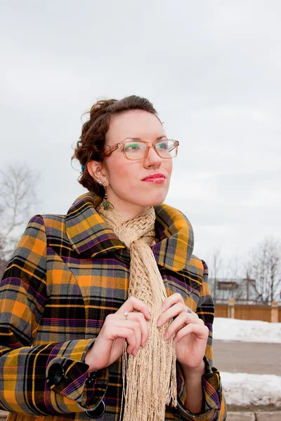 Frau mit Brille beim Spaziergang im Park — Stockfoto