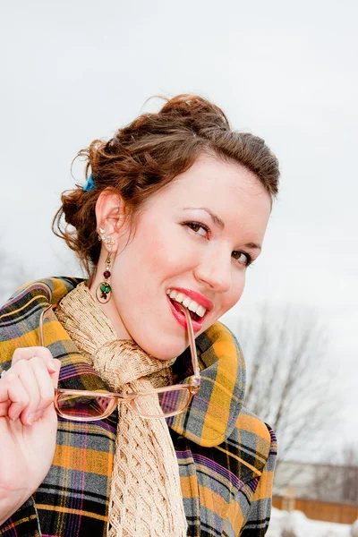 Frau mit Brille beim Spaziergang im Park — Stockfoto