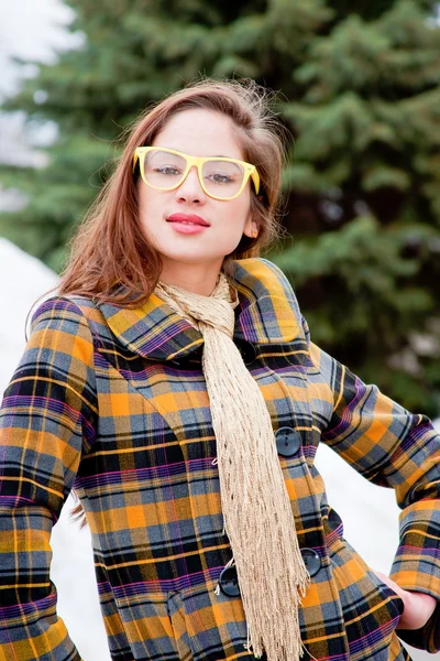 Frau mit Brille beim Spaziergang im Park — Stockfoto