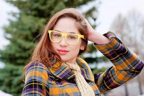 Wanita berkacamata saat berjalan-jalan di taman — Stok Foto