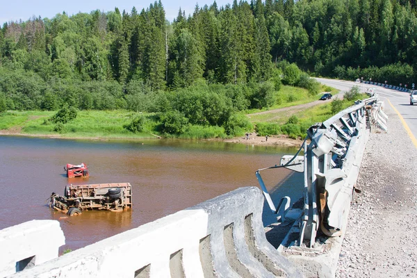 The broken truck lies in dirty water — Stock Photo, Image