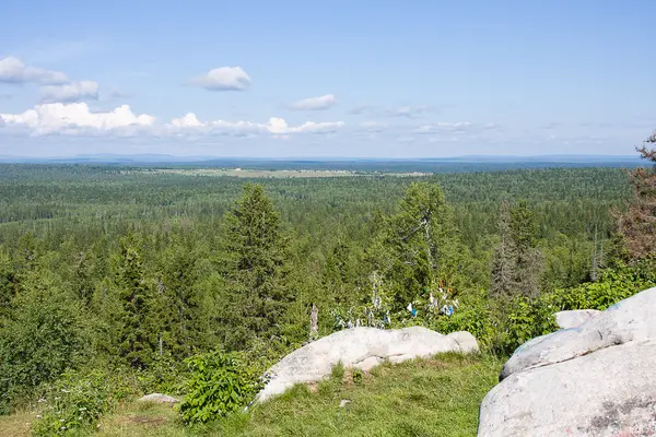 Doğa beyaz taş anıt — Stok fotoğraf