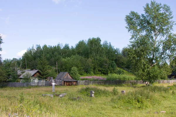 Casas de madeira estão em uma aldeia — Fotografia de Stock