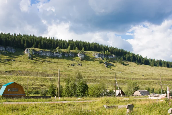 Hohe Felsen in der Nähe eines Dorfes — Stockfoto