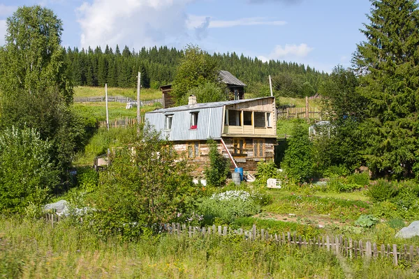 Houten huis in een dorp — Stockfoto