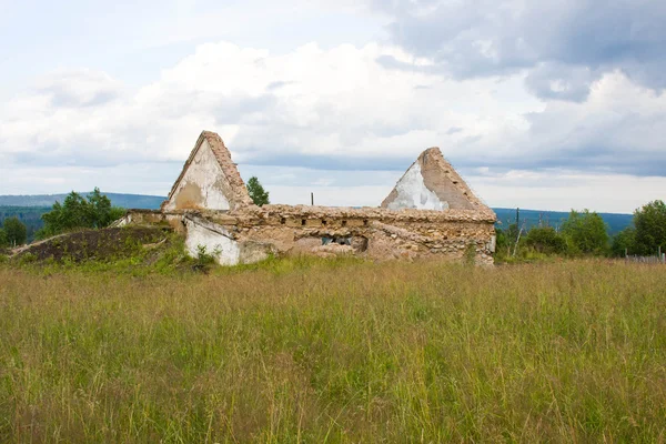 Eski köy 'un evi yok etti. — Stok fotoğraf