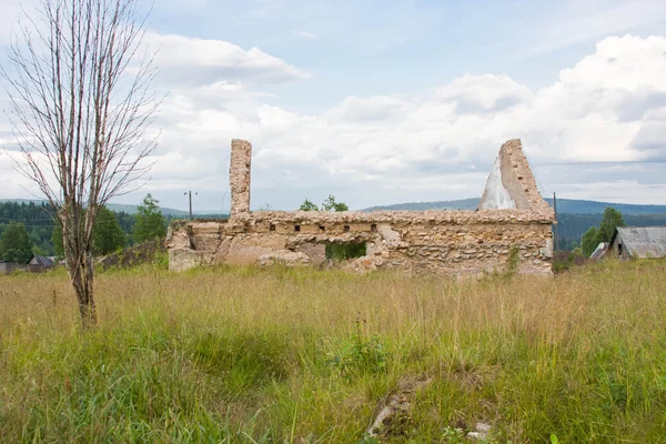 Antigua casa destruida en las afueras de la aldea — Foto de Stock