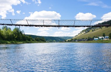 Yaz kırsal manzara nehir üzerinde