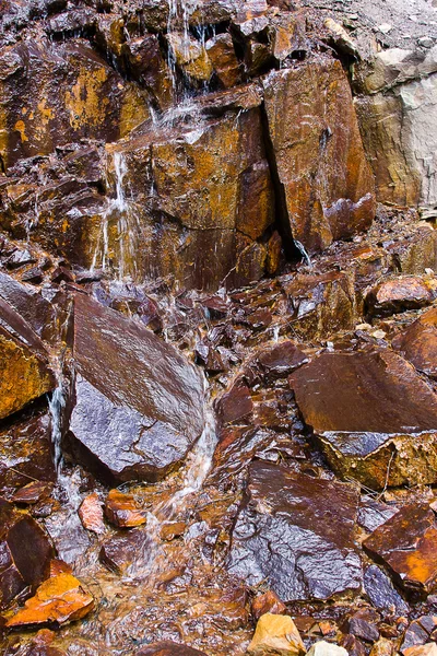 石を閉じる、背景上の滝 — ストック写真
