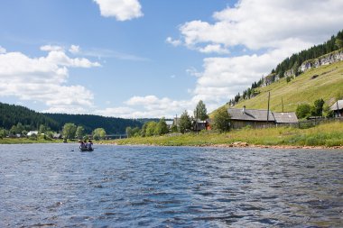 Yaz kırsal manzara nehir üzerinde