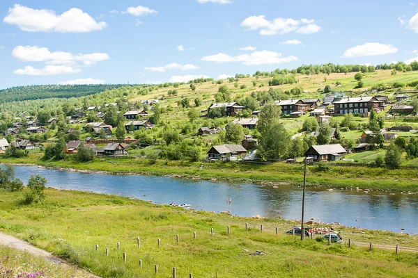 Paysage estival rural sur la rivière — Photo