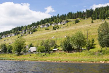 Yaz kırsal manzara nehir üzerinde