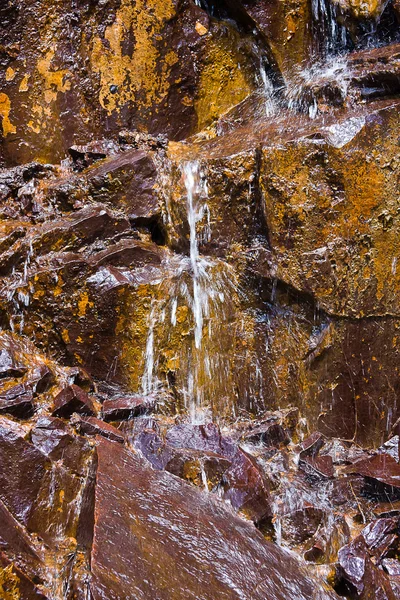 石を閉じる、背景上の滝 — ストック写真