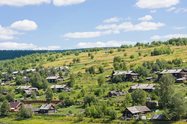 Paysage estival rural sur la rivière — Photo