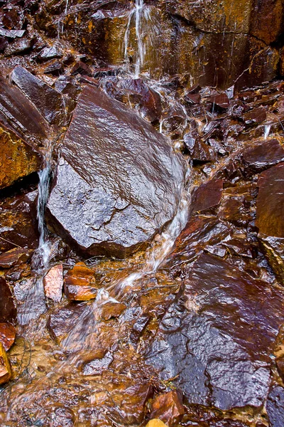 Cascada sobre piedras cerca, fondo — Foto de Stock
