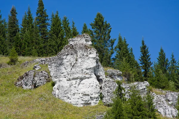 Krásné skály na vrcholu hory — Stock fotografie