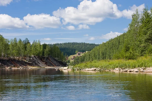 Vackert sommarlandskap vid älven — Stockfoto