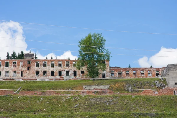 Tijolo velho edifício destruído em uma colina — Fotografia de Stock