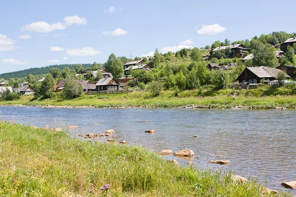 Ländliche Sommerlandschaft am Fluss — Stockfoto