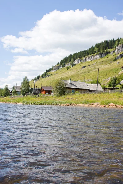 Rural zomer landschap op de rivier — Stockfoto