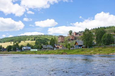 Nehirdeki güzel yaz manzarası