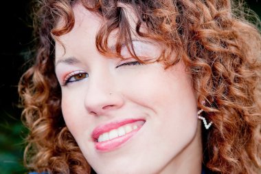 genç ve güzel bir kadının mutlu yüz