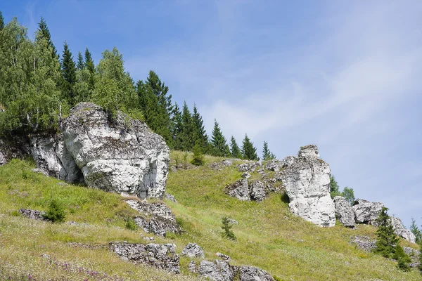 De beaux rochers au sommet de la montagne — Photo