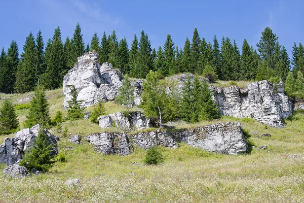 Lindas rochas no topo da montanha — Fotografia de Stock