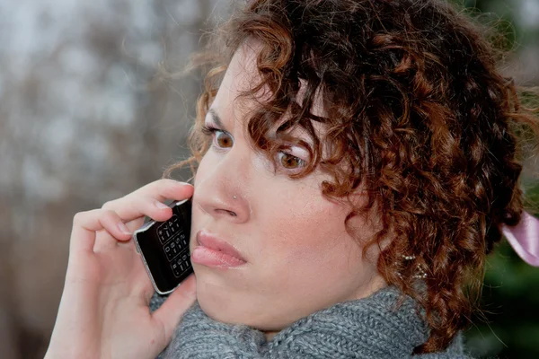 Junge Frau spricht emotional auf einem Handy — Stockfoto