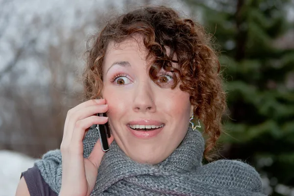 Junge Frau spricht emotional auf einem Handy — Stockfoto
