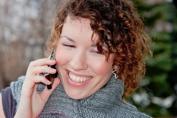 Jovem mulher emocionalmente falando em um telefone celular — Fotografia de Stock