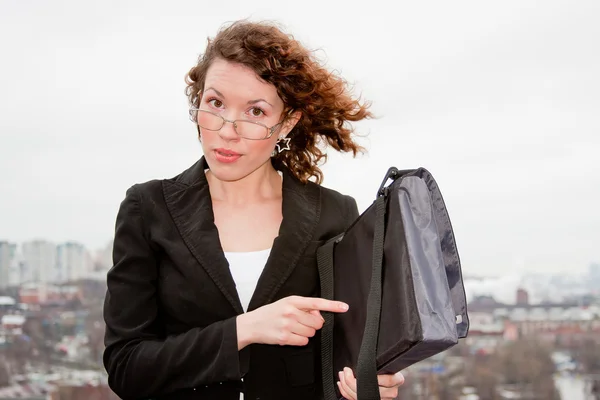Giovane donna d'affari con documenti in mano contro — Foto Stock