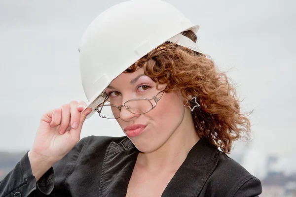 Mulher de negócios em um capacete e óculos — Fotografia de Stock