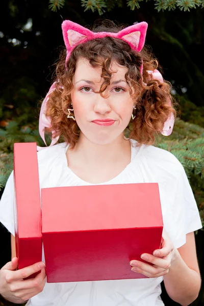 Молода жінка з подарунком в руках — стокове фото