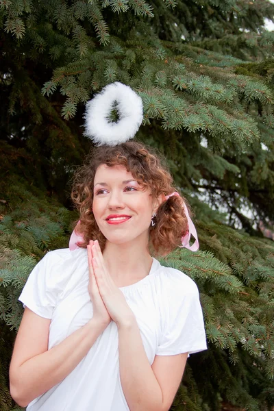 Jeune femme avec une jante sur la tête — Photo