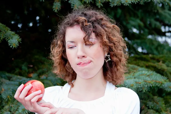 Belle femme avec pomme à la main — Photo
