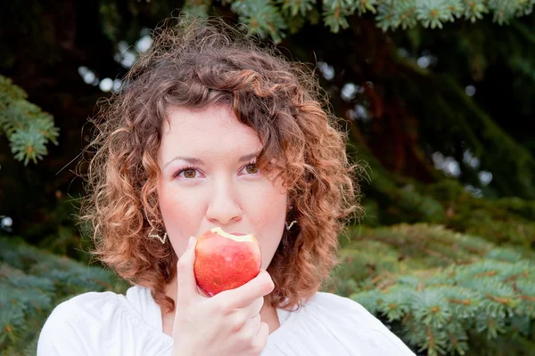 Hermosa mujer con manzana en la mano — Foto de Stock