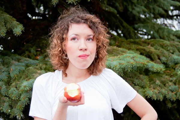 Hermosa mujer con manzana en la mano — Foto de Stock