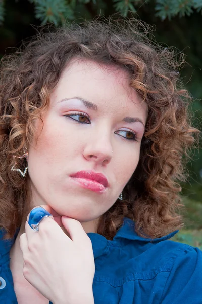 Glückliches Gesicht einer jungen schönen Frau — Stockfoto