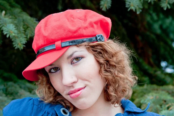 Mladá žena v červené čepici — Stock fotografie