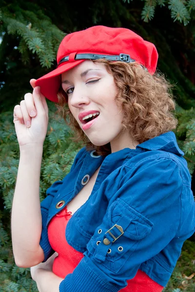 Mulher jovem em um gorro de vermelho — Fotografia de Stock