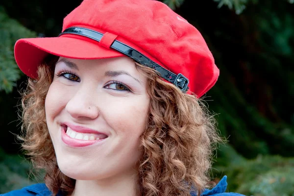 Mulher jovem em um gorro de vermelho — Fotografia de Stock