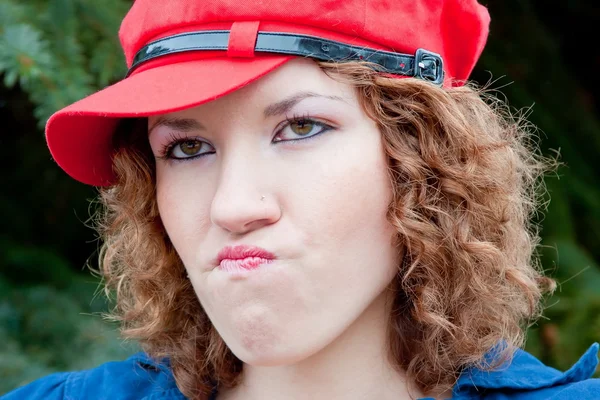 Mulher jovem em um gorro de vermelho — Fotografia de Stock