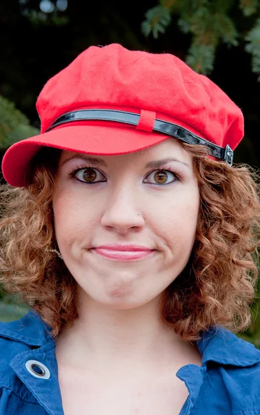 Mujer joven con una gorra de rojo —  Fotos de Stock