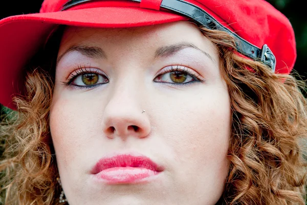 Mulher jovem em um gorro de vermelho — Fotografia de Stock