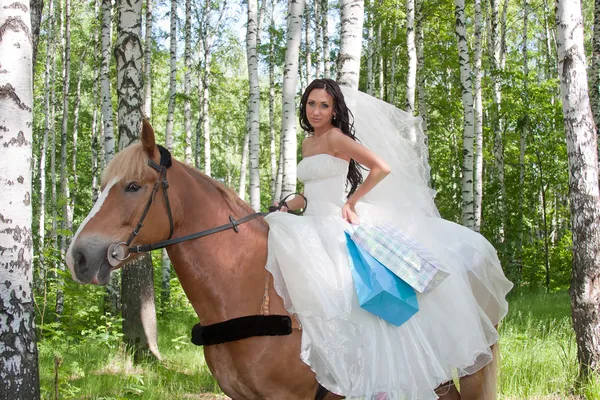 Femeie tânără în rochia de logodnică pe un cal — Fotografie, imagine de stoc